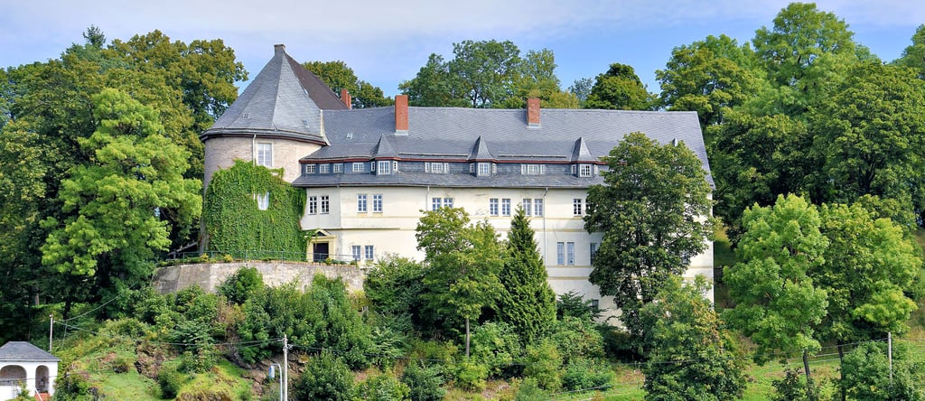 Das Schloss Stiege – vom gegenüberliegenden Ufer des Sees aus gesehen – ist ein beliebtes Fotomotiv für Ausflügler und Einheimische. Das Dach zur Seeseite hin ist saniert, die Hofseite bereitet den Besitzern derzeit Kopfzerbrechen.