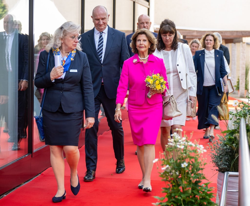 Königin Silvia von Schweden (M), Dietmar Woidke (2.v.l, SPD), Ministerpräsident von Brandenburg, und weitere Gäste kommen zur feierlichen Eröffnung des Wohnquartiers für an Demenz erkrankte Menschen.