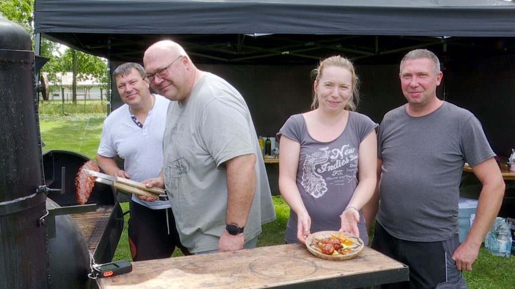Das Grillteam POM-BBQ: Christian, Stefan, Sandra und Marco (v.l.n.r.) treffen sich am Wochenende, um für die Landesgrillmeisterschaft zu trainieren.