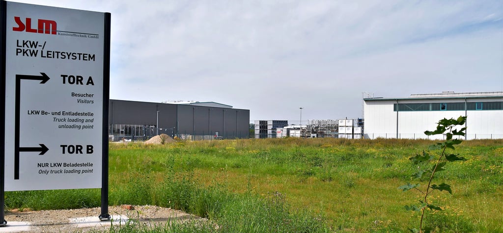 Die Lagerkapazität bei dem Oebisfelder Unternehmen SLM ist erschöpft. Eine neue Lagerhalle soll Abhilfe schaffen. Entstehen soll sie auf dieser Fläche.