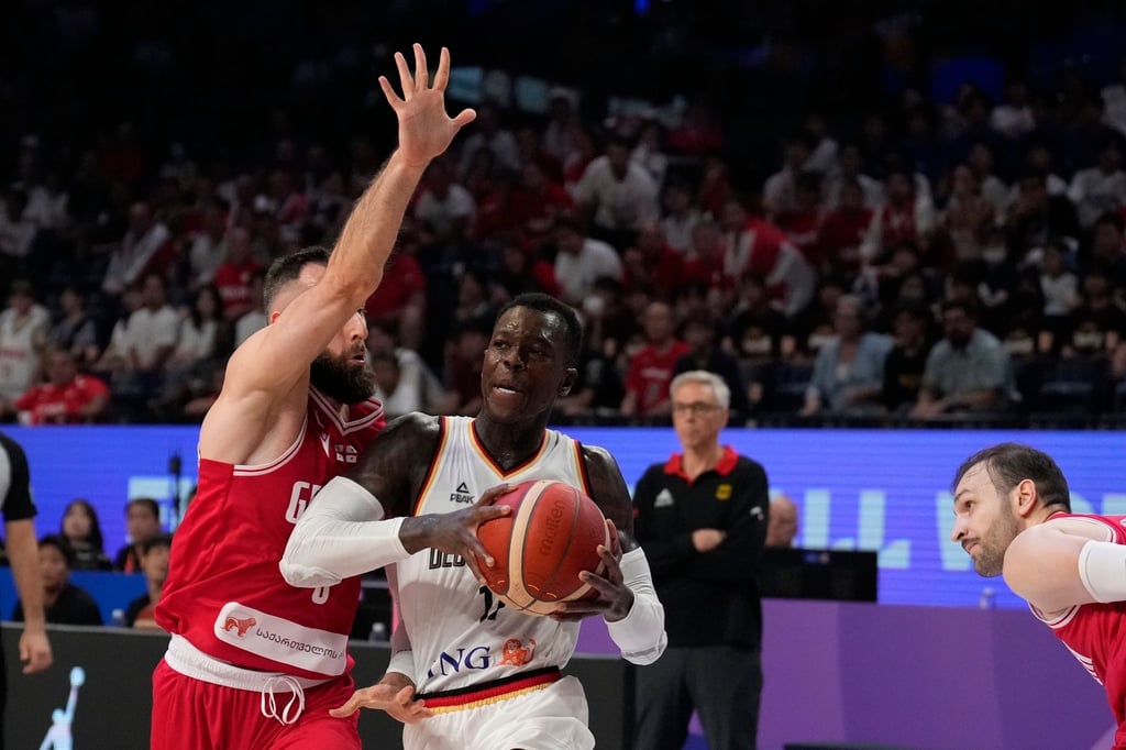 Dennis Schröder (M) verletzte sich beim deutschen Sieg gegen Georgien.