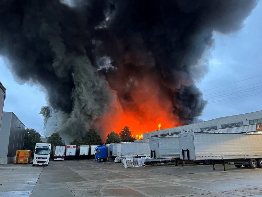 Eine Lagerhalle mit Maschinenteilen und Papier ist in Berlin-Marzahn in Brand geraten.
