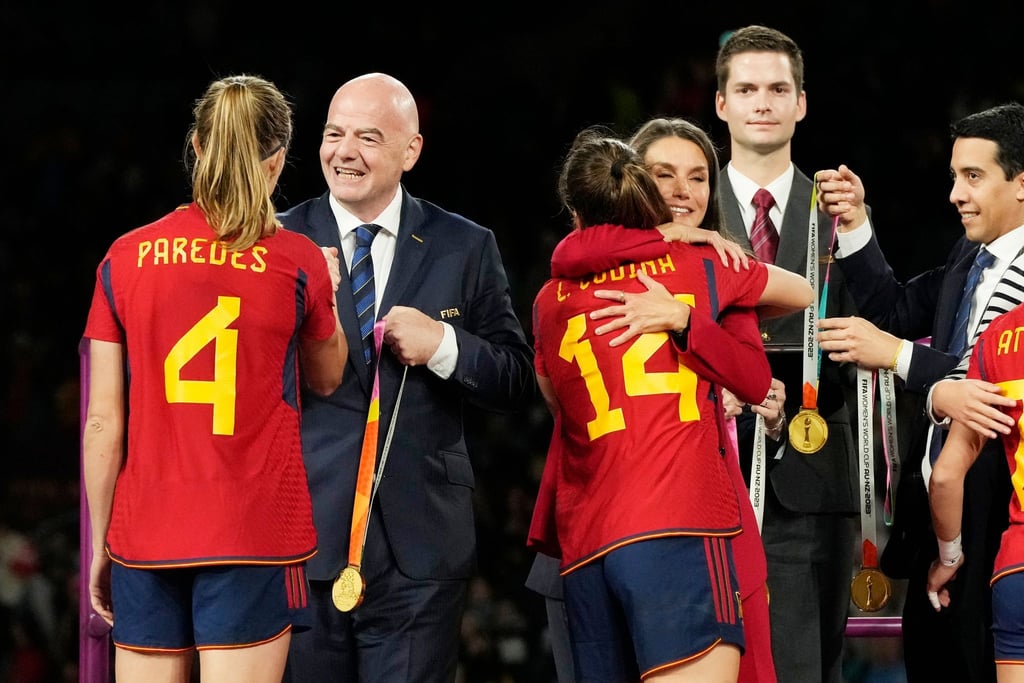 Spaniens Irene Paredes (l) erhält die Goldmedaille von FIFA-Präsident Gianni Infantino (2.v.l) während der Medaillenzeremonie nach dem Finale.