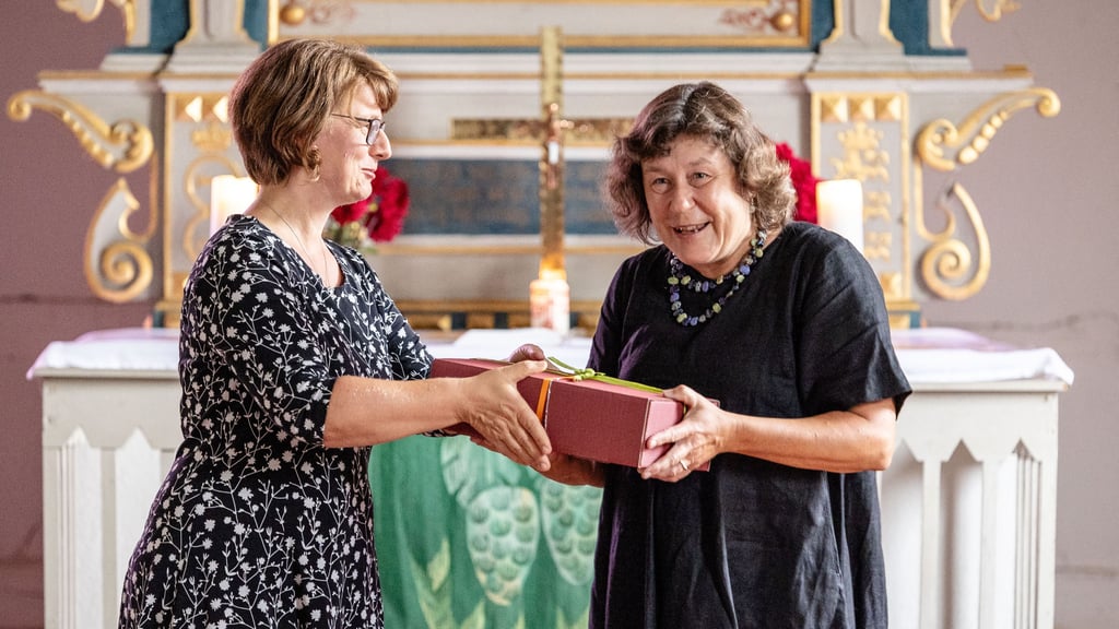 Zum 60.: Juliane Hesse (l.) beschenkt Marianne Christiansen.