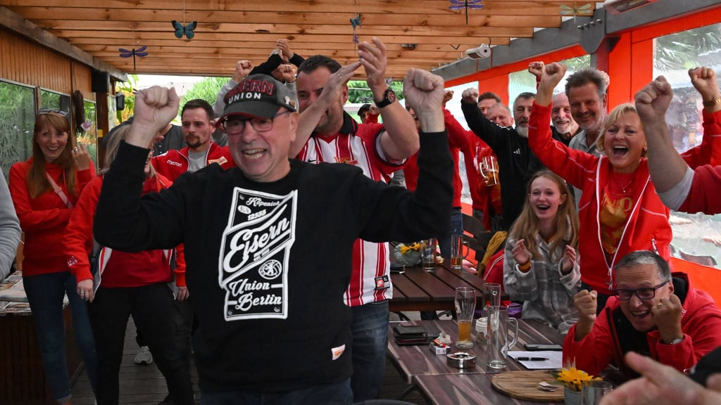Der Unioner obenauf: Fanclub Märtyrer bei der Champions-League-Auslosung.