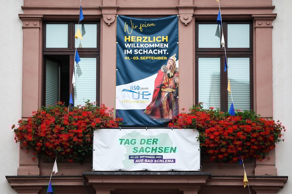 Plakate weisen am Rathaus auf den „Tag der Sachsen“ hin.
