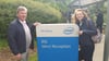 Magdeburgs OB Lutz Trümper (SPD) hier im Mai 2022 beim Besuch einer Baustelle für eine Intelfabrik bei Dublin in Irland.