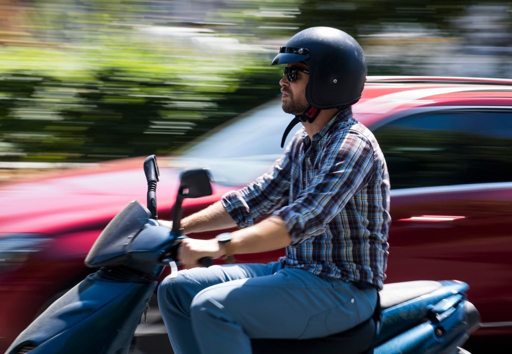 Unterwegs mit dem Roller: Sobald es konkrete Anzeichen gibt, dass das Überholen gefährlich werden könnte, ist es nicht erlaubt.
