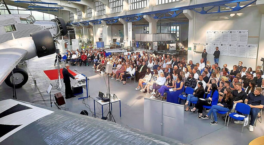 Abschlussfeier für die rund 60 Absolventen der Generalistischen Pflegeausbildung im Technikmuseum.