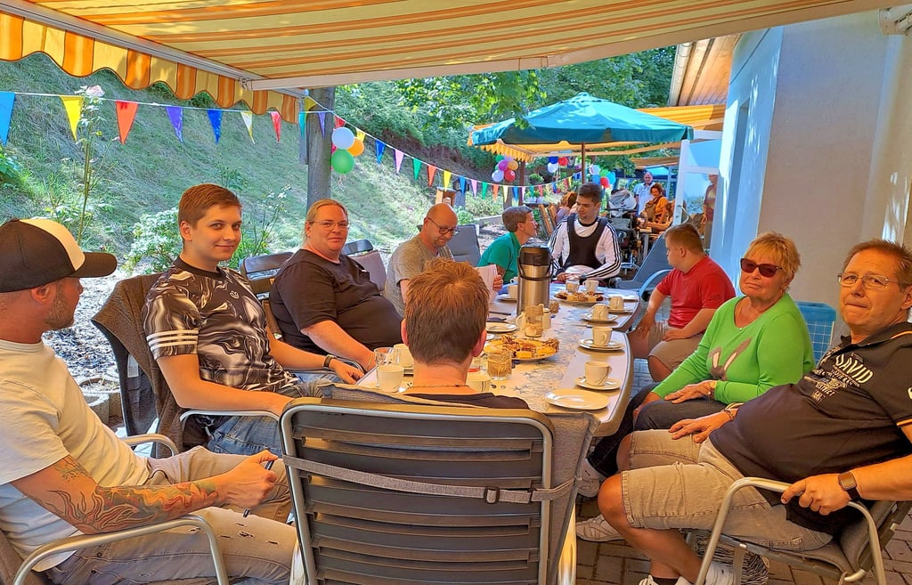 Das Wetter meint es gut mit der Fördergruppe, das Sommerfest wird draußen gefeiert. Pierre (hinten) ist mit seinen Eltern zum ersten Mal dabei.
