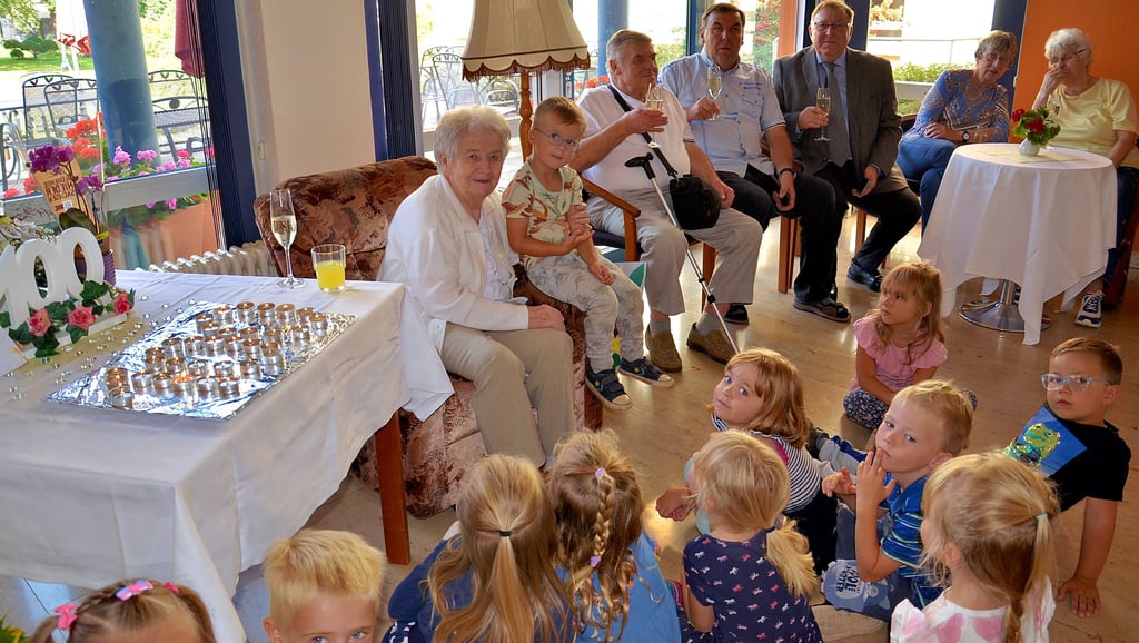 Gerda Meyer feiert ihren 100. Geburtstag im Seniorenwohnpark Güsten. Der kleine Empfang mit einem Teil der großen Familie wird durch ein Ständchen der„Güstener Spatzen“ begleitet. Die Jubilarin hat drei Söhne, sechs Enkel, zehn Urenkel und zwei Ururenkel.
