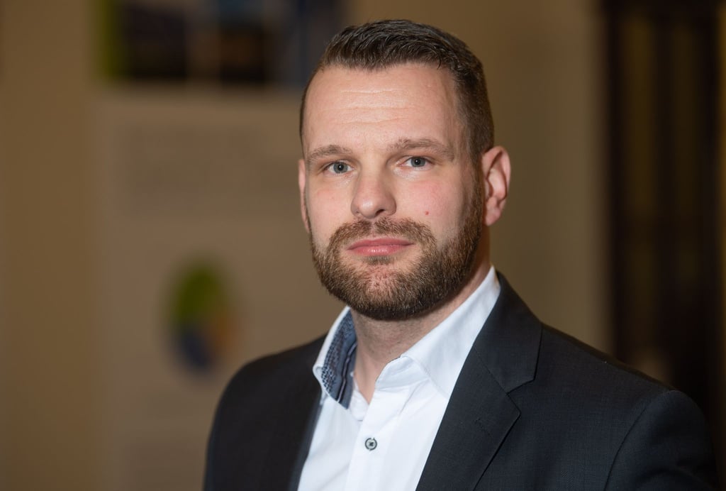 Marcel Fangohr, Bürgermeister der Nordseeinsel Wangerooge, steht im niedersächsischen Umweltministerium.