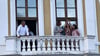 Landtagspräsident Gunnar Schellenberger verfolgt am 12. August 2023 mit Gästen auf dem Balkon seines Büros das Konzert von Roland Kaiser.