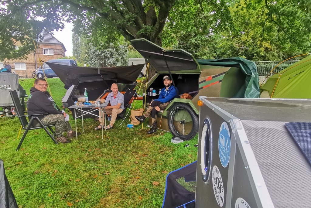 Frühstück am Fahrradwohnwagen