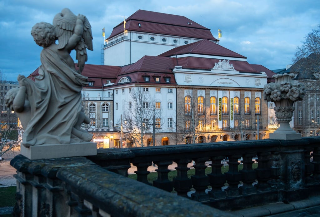 Blick auf das Dresdner Schauspielhaus vom Zwinger während der Morgendämmerung.
