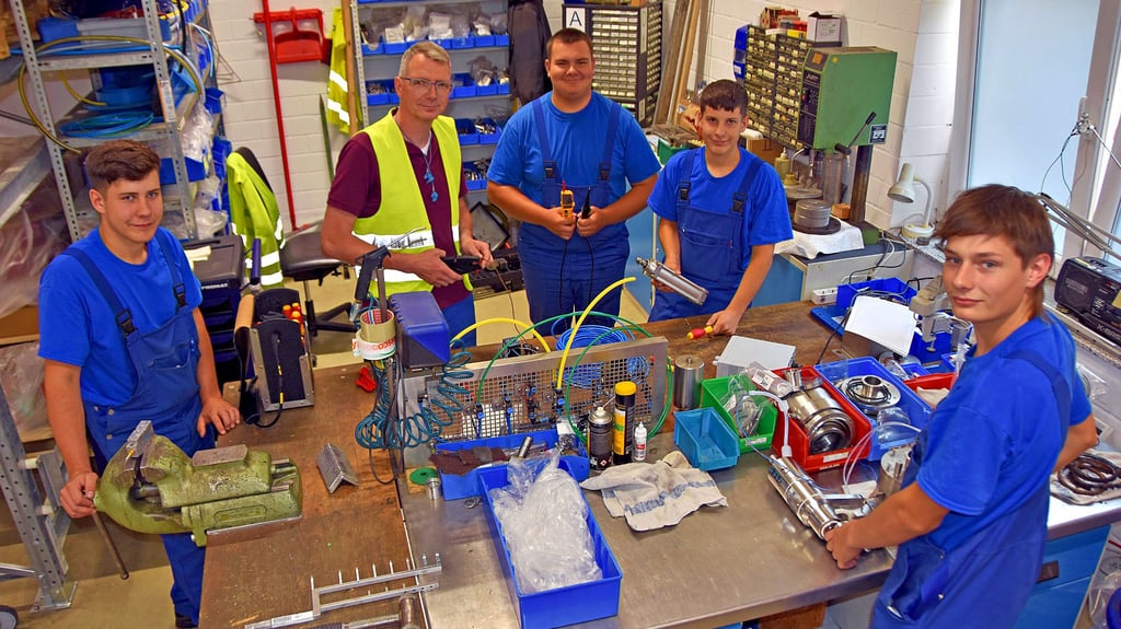 Marcus Bühnemann, Ausbilder in der Abteilung Technik beim Getränkehersteller Refresco in Calvörde, bringt den Auszubildenden des ersten Lehrjahres, Finn Kusian (v.l.), Tristan Wendt, Mathis Kusian und Paul Kampe, an den Werkbänken den Umgang mit Werkzeugen bei.