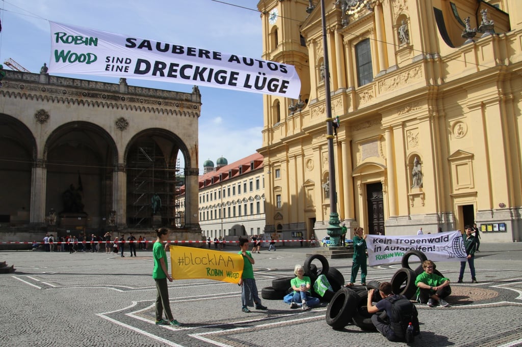 Aktivisten der Umweltschutzgruppe Robin Wood protestieren, unter anderem mit dem Slogan: „Saubere Autos sind eine dreckige Lüge.“
