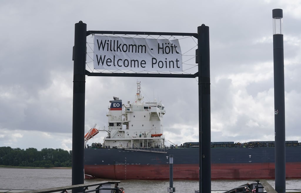 Ein Tanker fährt an der Schiffsbegrüßungsanlage „Willkomm Höft“ im Schulauer Fährhaus vorbei.