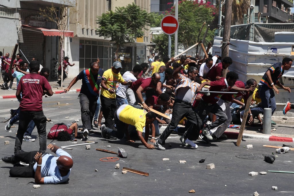 Migranten aus Eritrea stoßen bei einer Demonstration in Tel Aviv mit der Polizei zusammen.