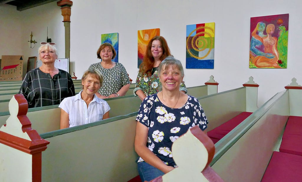 Nach zehn Jahren hängen die vier von der Künstlergruppe Mersif erarbeiteten Bilder in der Kirche von Elster. Auf dem Foto sind die Gruppenmitglieder Irina Dinter (zweite Reihe links), Sylvia Sieberts, Franca Bielig, Marion Heidrich (sitzend links) und Edda Schumann (Ramona Sorge, das R der Gruppe, fehlt).