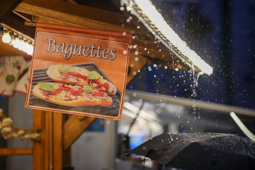 Regen tropft beim „Tag der Sachsen“ vom Dach einer Imbissbude auf einen Regenschirm.