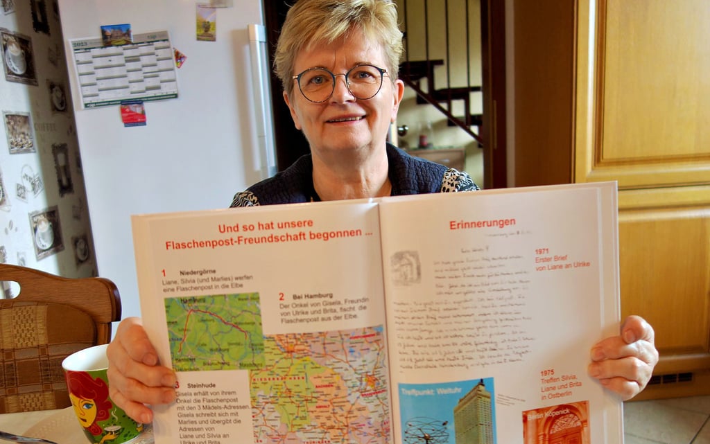 Silvia Schild mit dem Album zum 50-jährigen Bestehen.