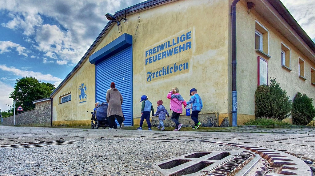 Eigentlich sollte das alte Gerätehaus Am Bahnhof in Freckleben jetzt abgerissen werden.