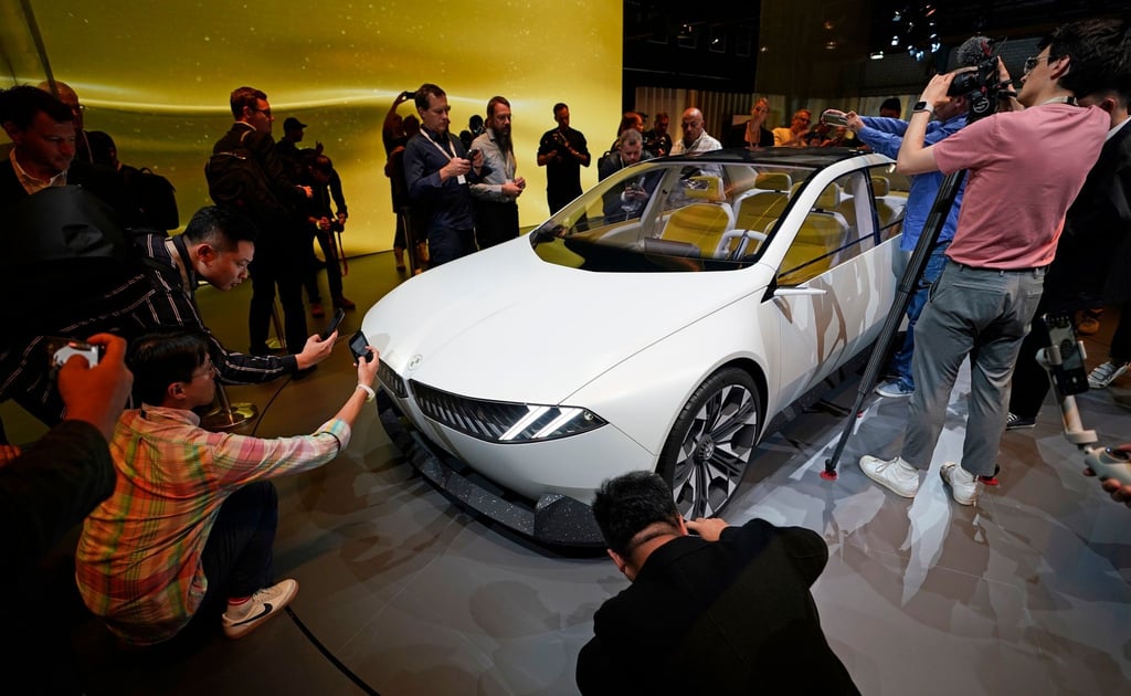 Reges Interesse: Der BMW "Neue Klasse" wird in München vorgestellt.