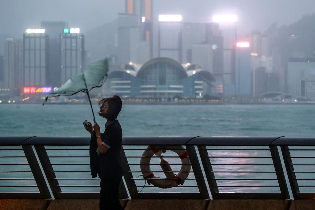 Begleitet von starken Regenfällen und Windböen hat der Taifun „Saola“ die Küstengewässer Südchinas und Hongkongs erreicht.