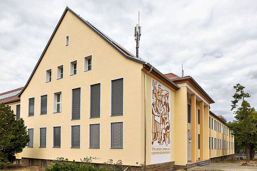 Die Gemeinde Elsteraue hat die Grundschule Tröglitz mit viel Aufwand saniert. Das alte Haus erstrahlt in neuen Farben.
