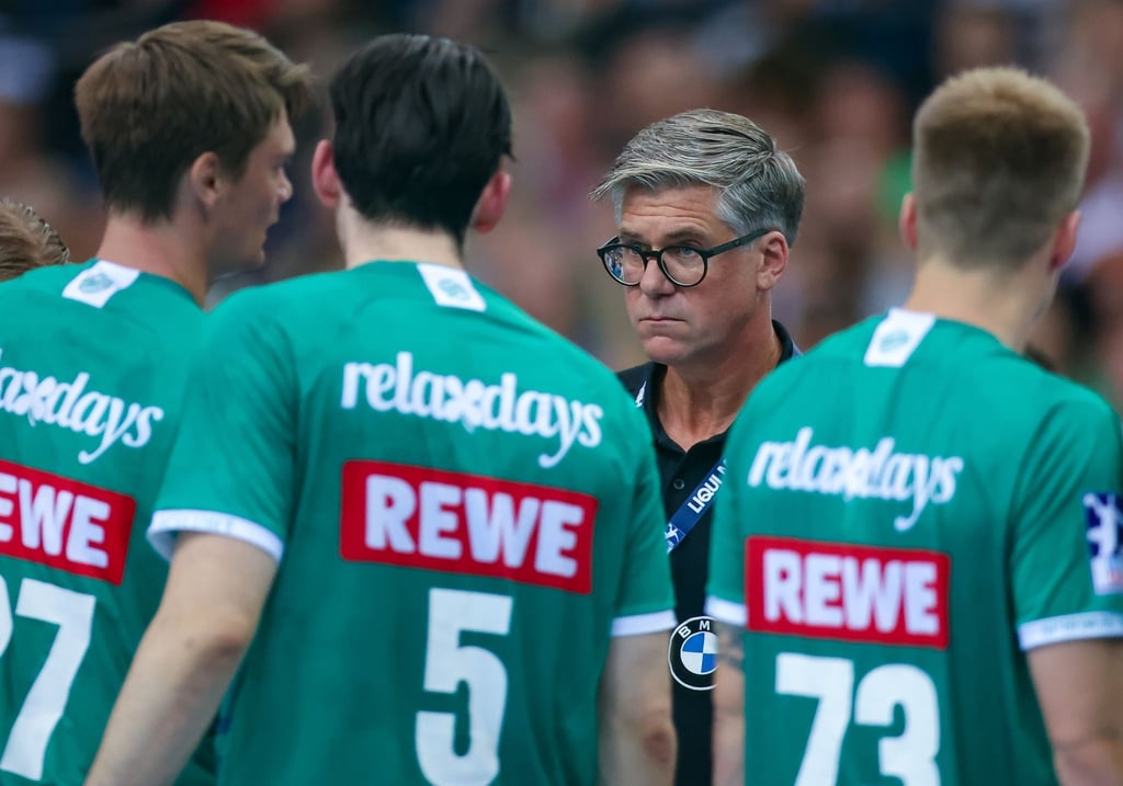 Leipzigs Cheftrainer Runar Sigtryggsson spricht zu seinen Spielern.