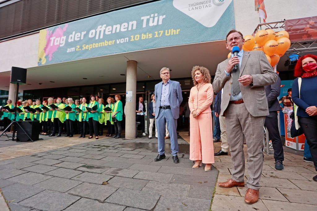 Ministerpräsident Bodo Ramelow steht beim Tag der offenen Tür vor dem Landtagsgebäude und begrüsst die Gäste.