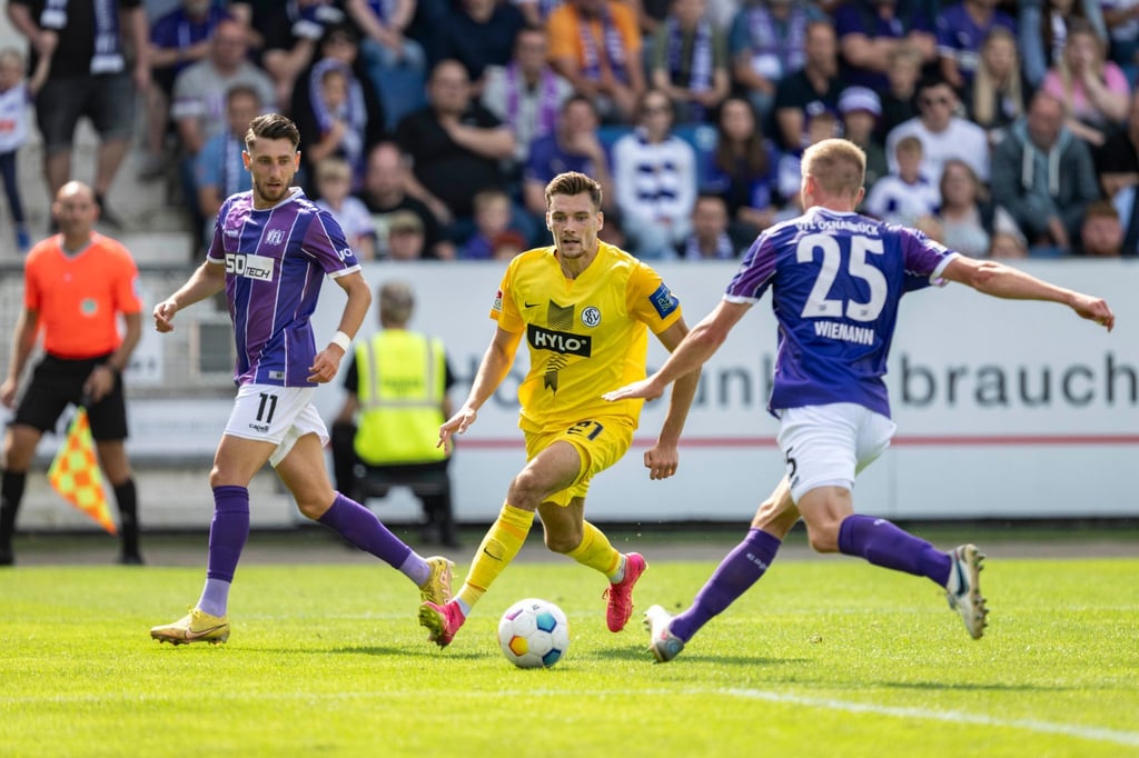 Osnabrücks Charalambos Makridis v.li., Elversbergs Paul Stock und Osnabrücks Niklas Wiemann kämpfen um den Ball.