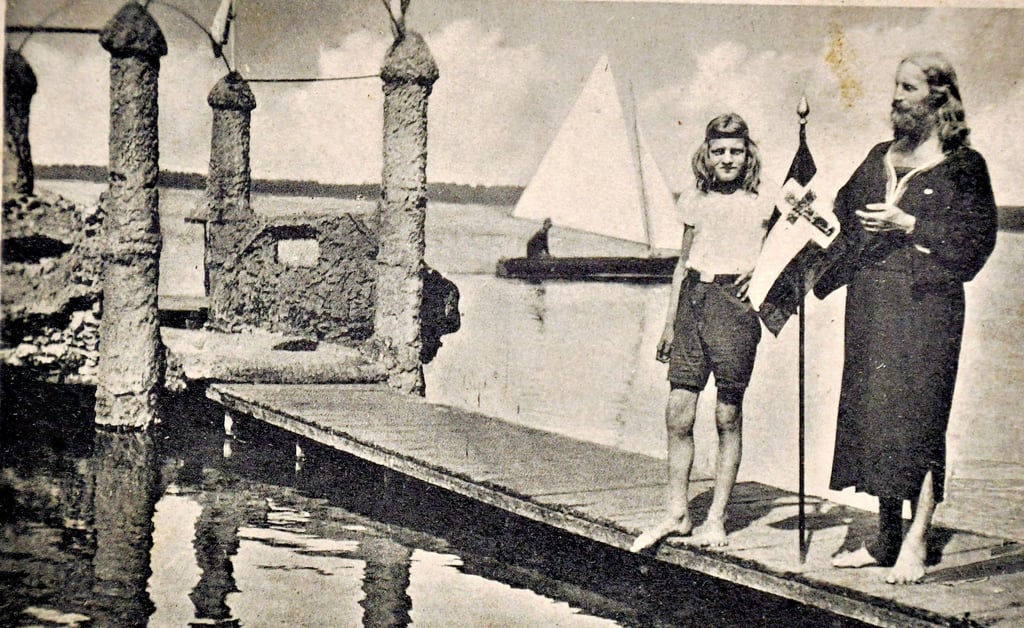 Gustav Nagel mit Sohn Adolf auf seinem selbst gebauten Steg: Der Wanderprediger stand gerne in der Öffentlichkeit und nutzte seine Bekanntheit zum Beispiel beim Verkauf von Postkarten.