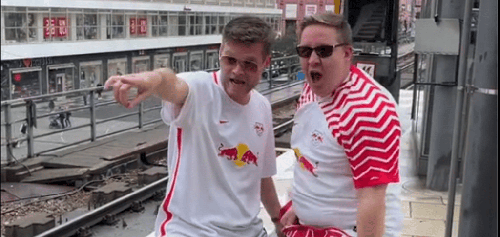 Die beiden RB-Fans aus dem Clip der Deutschen Bahn.