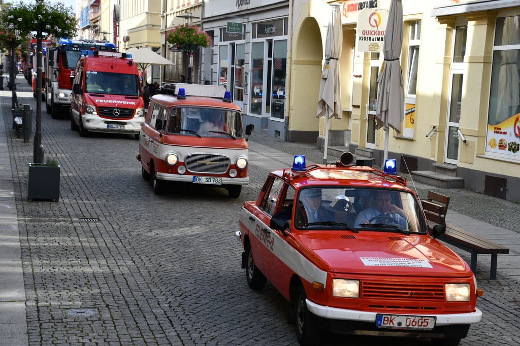 Mit lautem "Tatütata" fuhren zahlreiche Feuerwehrautos durch die Haldensleber Innenstadt, von der Masche bis zum Gerätehaus an der Gerikestraße.