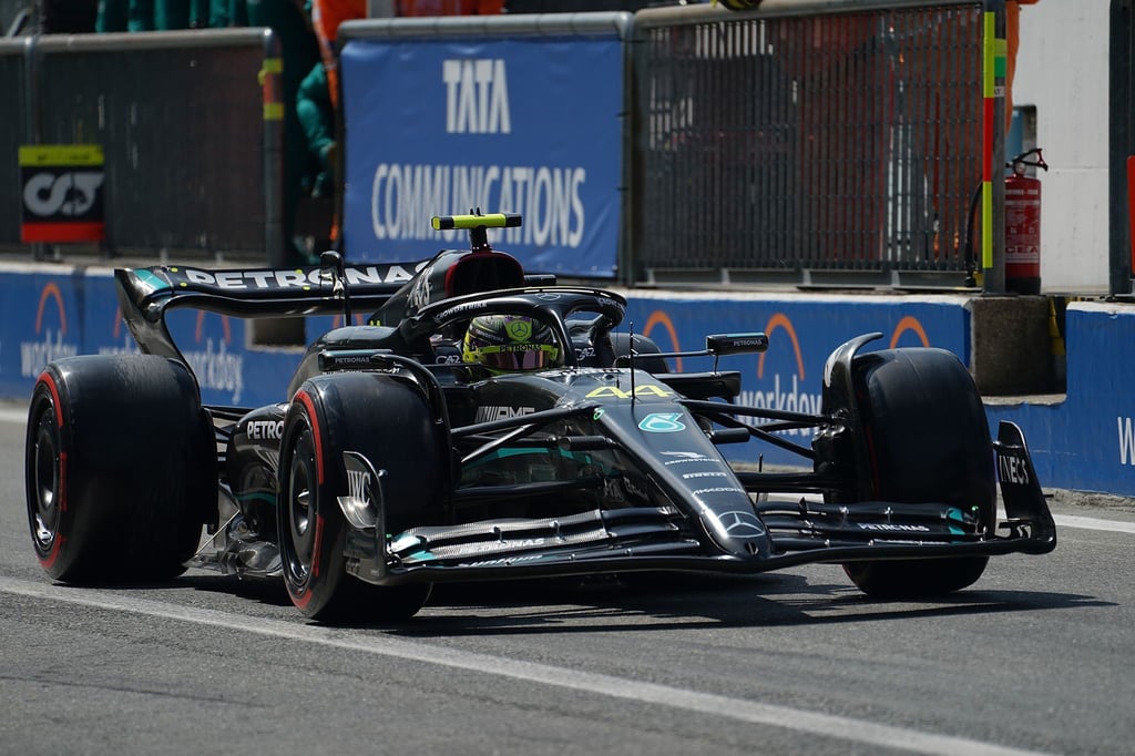 Lewis Hamilton aus Großbritannien vom Team Mercedes steuert sein Fahrzeug in der Boxengasse.