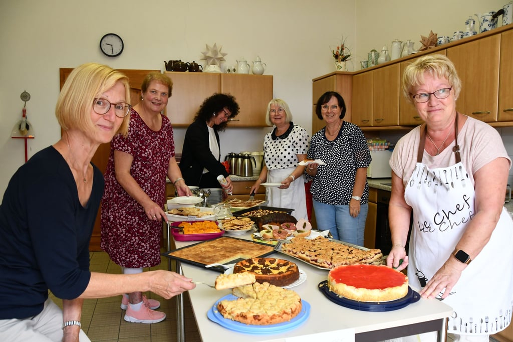 Rosemarie Klaus (v.l.), Manuela Rotha, Livia Noack, Silvia Brosig, Rosemarie Bomballa und Angelika Schliephake verkaufen Kuchen.