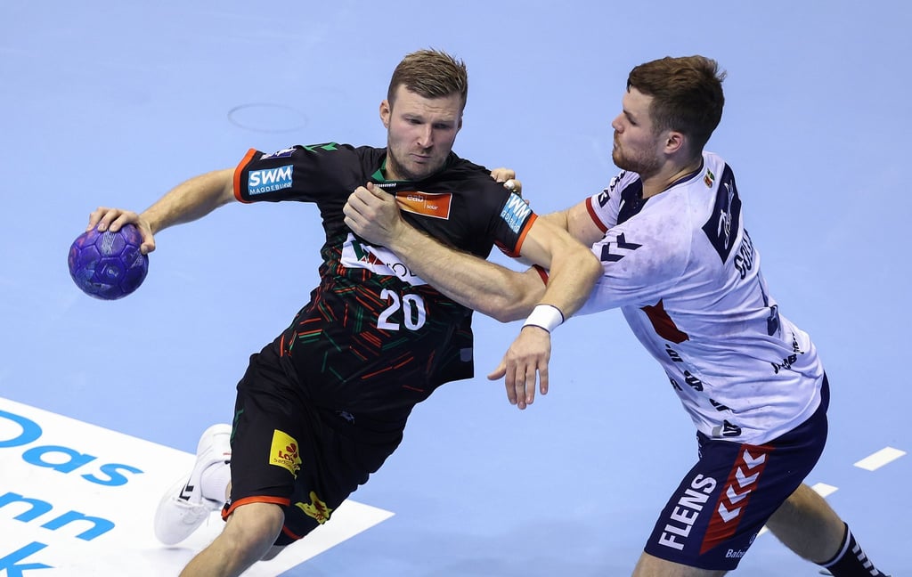 Philipp Weber (l) und der SCM gewannen zuhause gegen die Flensburger um Johannes Golla.