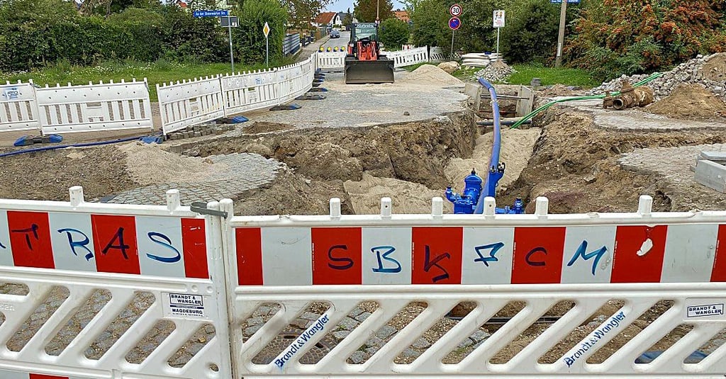 Die Baustelle am Bahnübergang in  Felgeleben. Dort wird eine Wasserleitung verlegt.