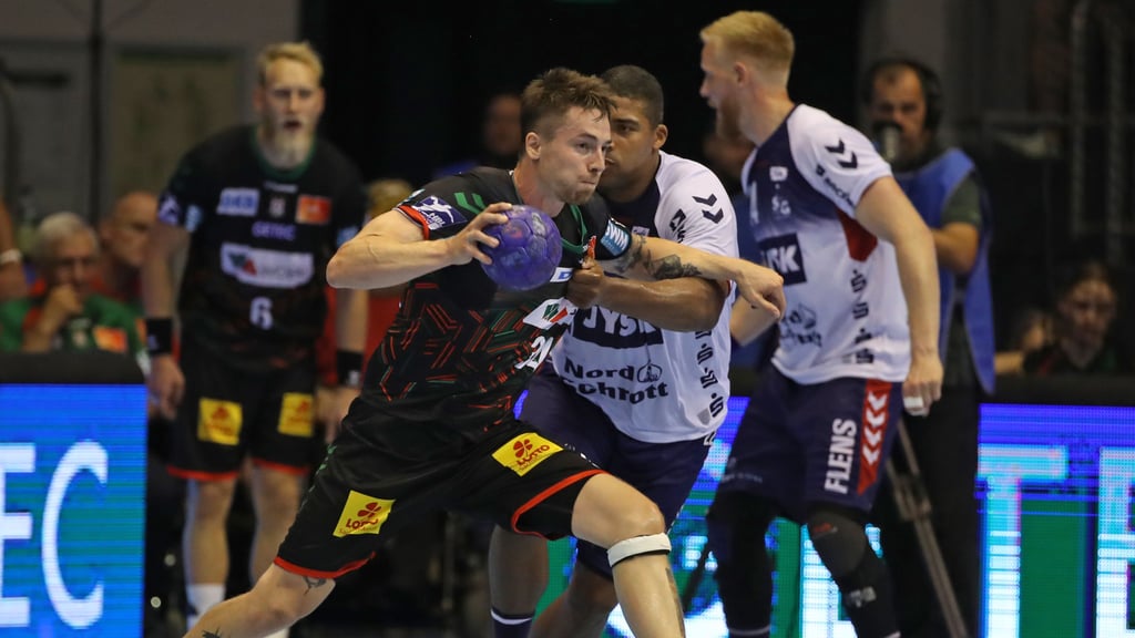 Michael Damgaard ließ sich in der zweiten Halbzeit nicht von Mads Mensah Larsen und der SG Flensburg-Handewitt stoppen. Sechs Treffer erzielte der Däne.