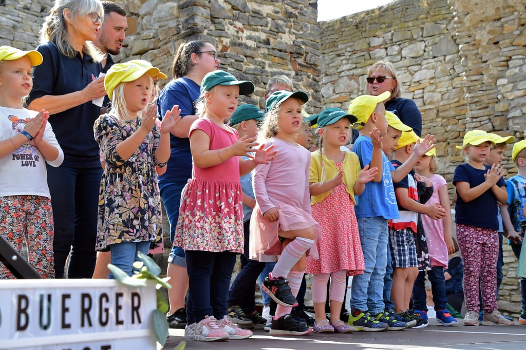 „Im Regenbogenland reichen wir uns die Hand. Hier bleibt kein Kind allein, zusammen singen, lachen, fröhlich sein“, singen die Mädchen und Jungen der Kita „Regenbogenland" für die Gäste des Bürgerfestes.