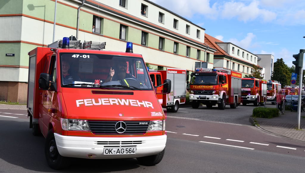Der Festumzug zum Feuerwehr-Jubiläum ging einmal durch Haldenslebens Innenstadt.