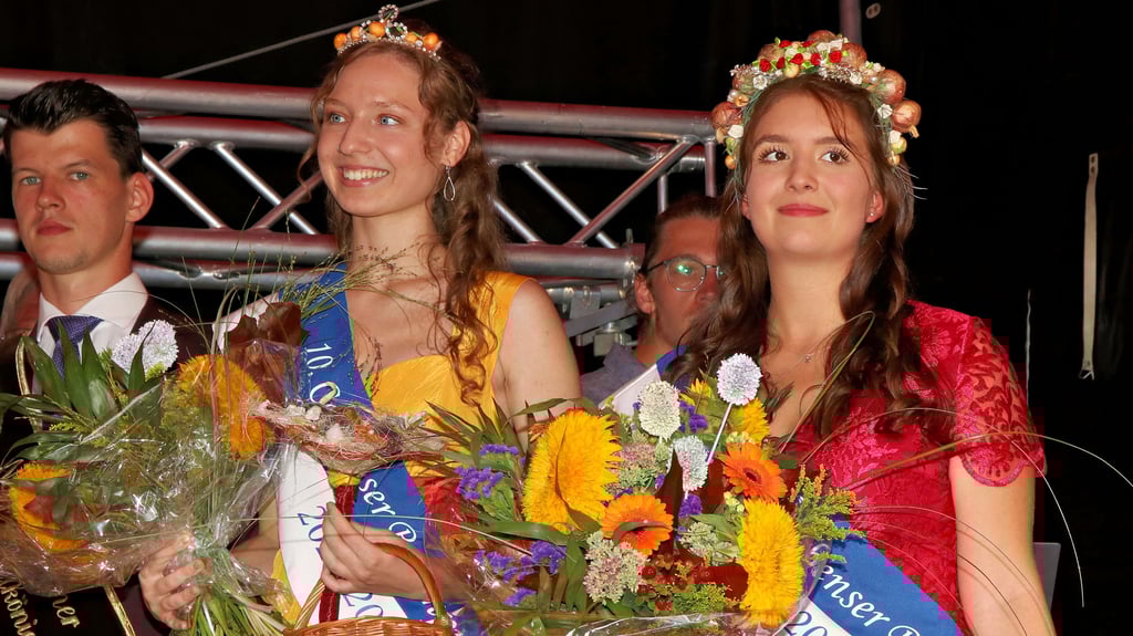 Prinzessin Constance und Bollenkönigin Hannah (r.) sind die neuen Botschafterinnen für die kleine Saalestadt. Die beiden Barbyerinnen wurden am Sonnabendnachmittag auf dem Marktplatz gekrönt und werden nun gemeinsam ein Jahr im Amt sein.