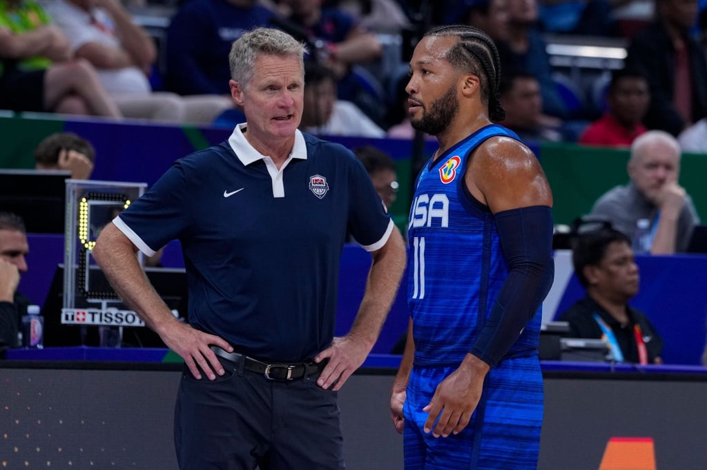Verlor mit seiner Mannschaft gegen Litauen: US-Coach Steve Kerr (l).