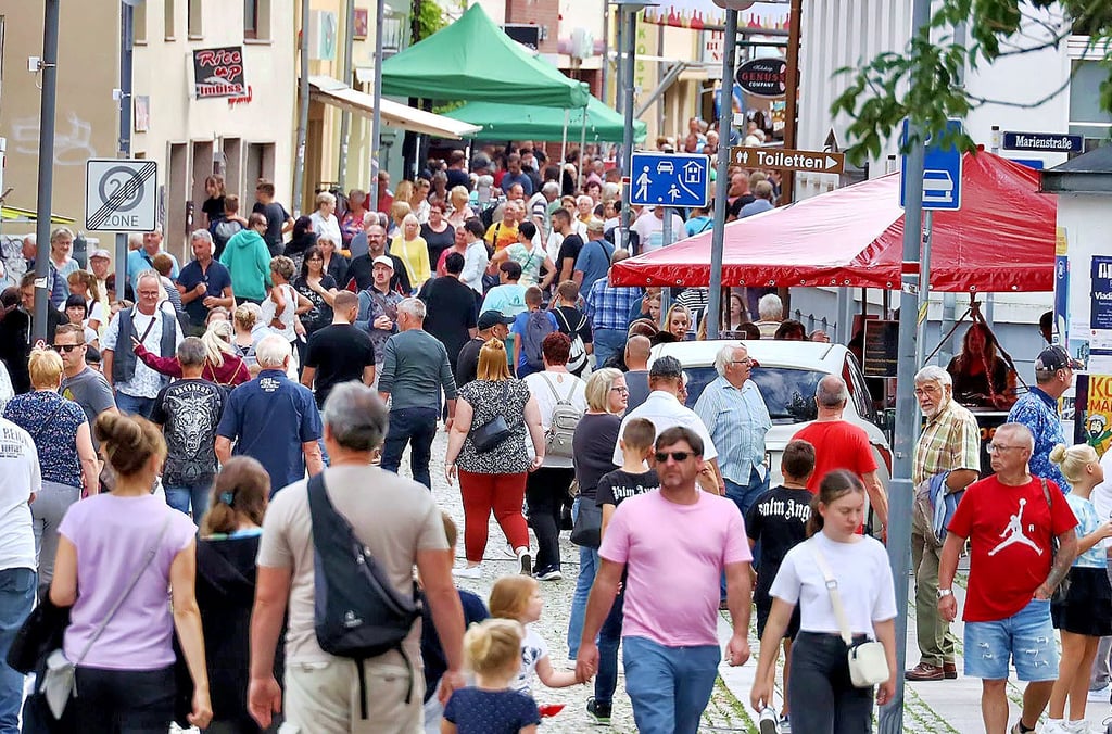 Tausende Gäste besuchten das Stadtfest und füllten die Straßen und Plätze von Sangerhausen.