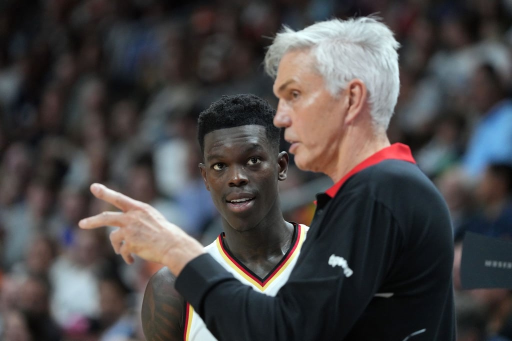 Gerieten in der Auszeit im Spiel gegen Slowenien aneinander: Bundestrainer Gordon Herbert (r) und Kapitän Dennis Schröder.