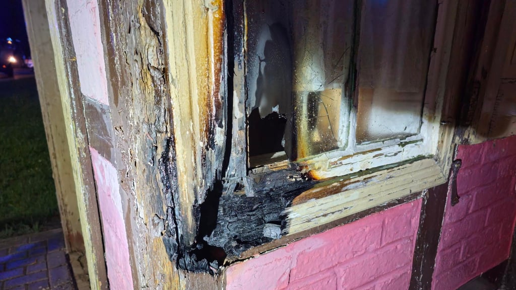 Ganz früher einmal Gastwirtschaft, dann Wohnhaus und zuletzt leerstehend: Beim Brand in der Nacht zum Sonntag wurde die Holzkonstruktion des Haus-Vorbaus beschädigt.