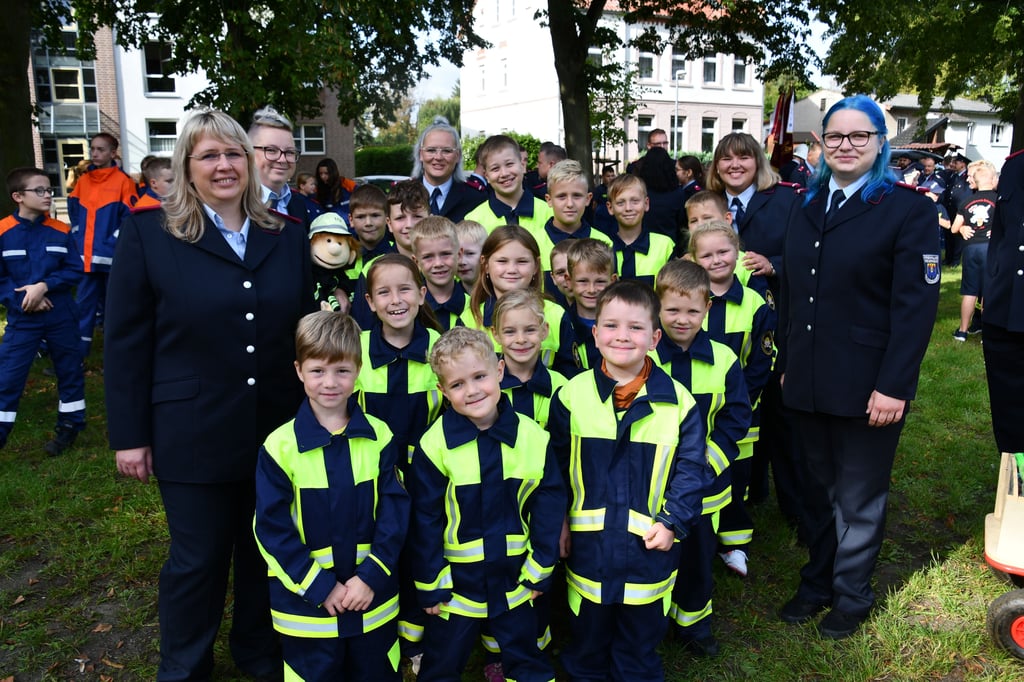 Die Haldensleber Kinderfeuerwehr wurde erst in diesem Jahr gegründet und durfte beim Festumzug natürlich nicht fehlen.