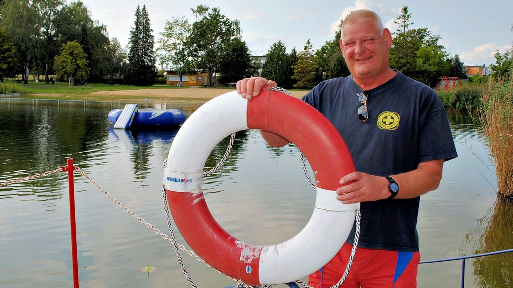 Volker Gille hat am gestrigen Sonntag seinen letzten Arbeitstag als Schwimm-Meister am Bismarker Kolk gehabt. Den Rettungsring legt er jetzt zur Seite und freut sich auf das Rentnerdasein.